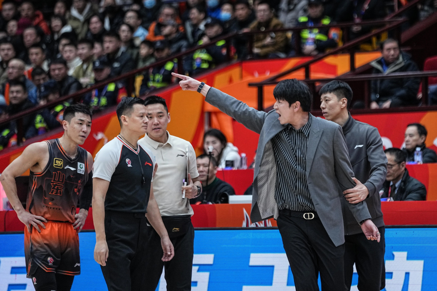 包含山东男篮发布备战花絮，冲刺阶段绝杀压哨，德国杯任务艰巨，年轻球员得到机会的词条