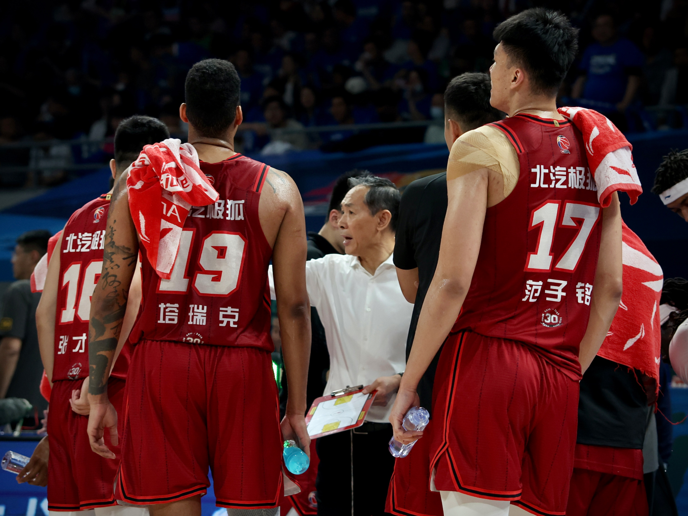 关键时刻CBA季后赛传出新动向，上海海港迎来里程碑，管理层表态——球迷炸锅，更衣室氛围转暖的简单介绍-爱游戏官网